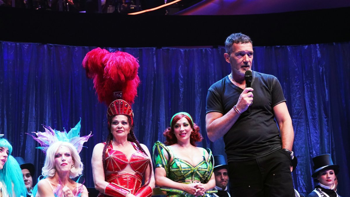 El actor y director Antonio Banderas junto a los actores del musical 'Gypsy'.