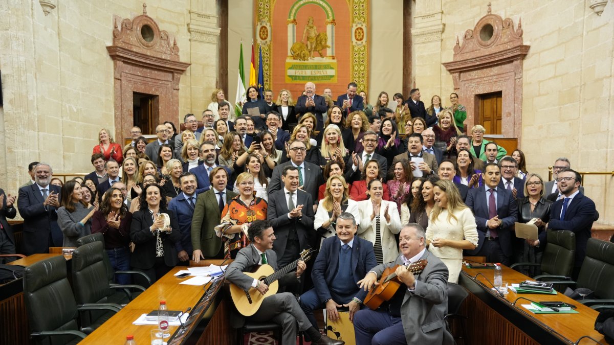 El presidente de la Junta de Andalucía, Juanma Moreno, con los diputados del PP cantando villancicos en el Parlamento.