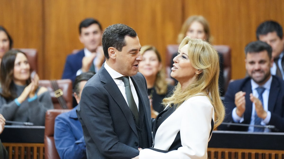 El presidente de la Junta de Andalucía, Juanma Moreno, y la consejera de Economía, Hacienda y Fondos Europeos, Carolina España, tras aprobar el Presupuesto.