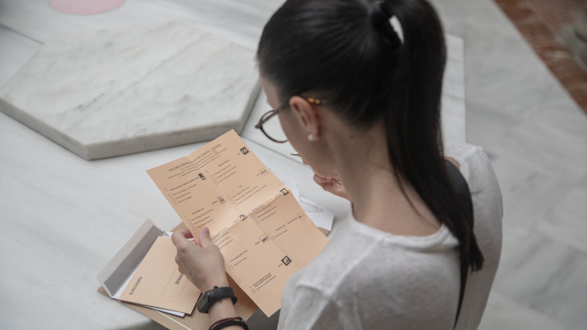 Una mujer votando por correo las elecciones del 23J un día antes de que se acabe el plazo