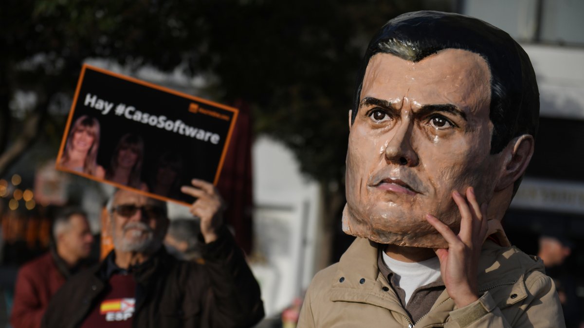 Manifestantes en contra de Pedro Sánchez llevan un 'cabezón' que lo representa