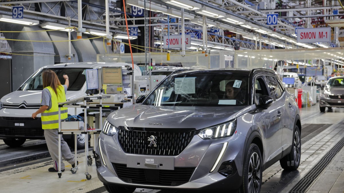 Archivo - El superávit comercial del automóvil creción hasta octubre un 8,14%, con 7.344,7 millones de euros.