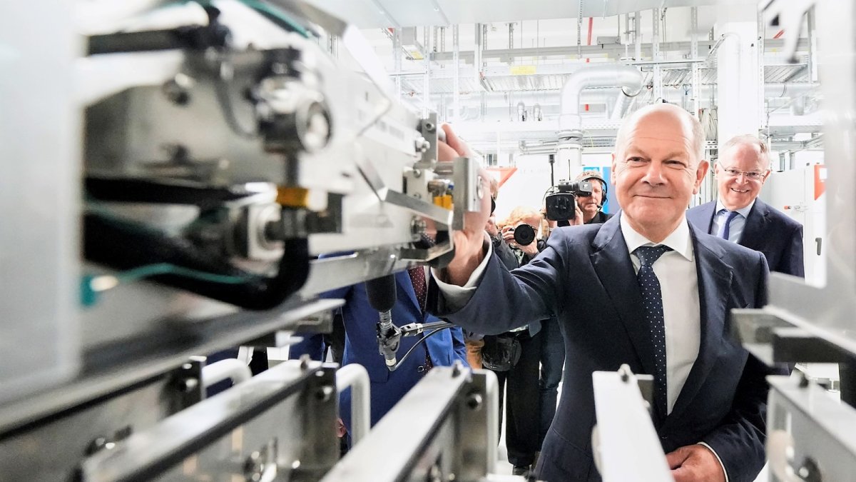 olaf-scholz-en-una-planta-de-baterias-de-volkswagen