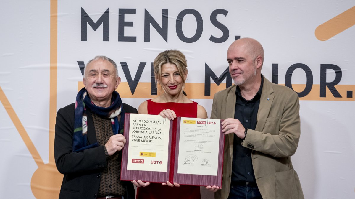(I-D) El secretario general de UGT, Pepe Álvarez, la vicepresidenta segunda, Yolanda Díaz, y el secretario general de CCOO, Unai Sordo.