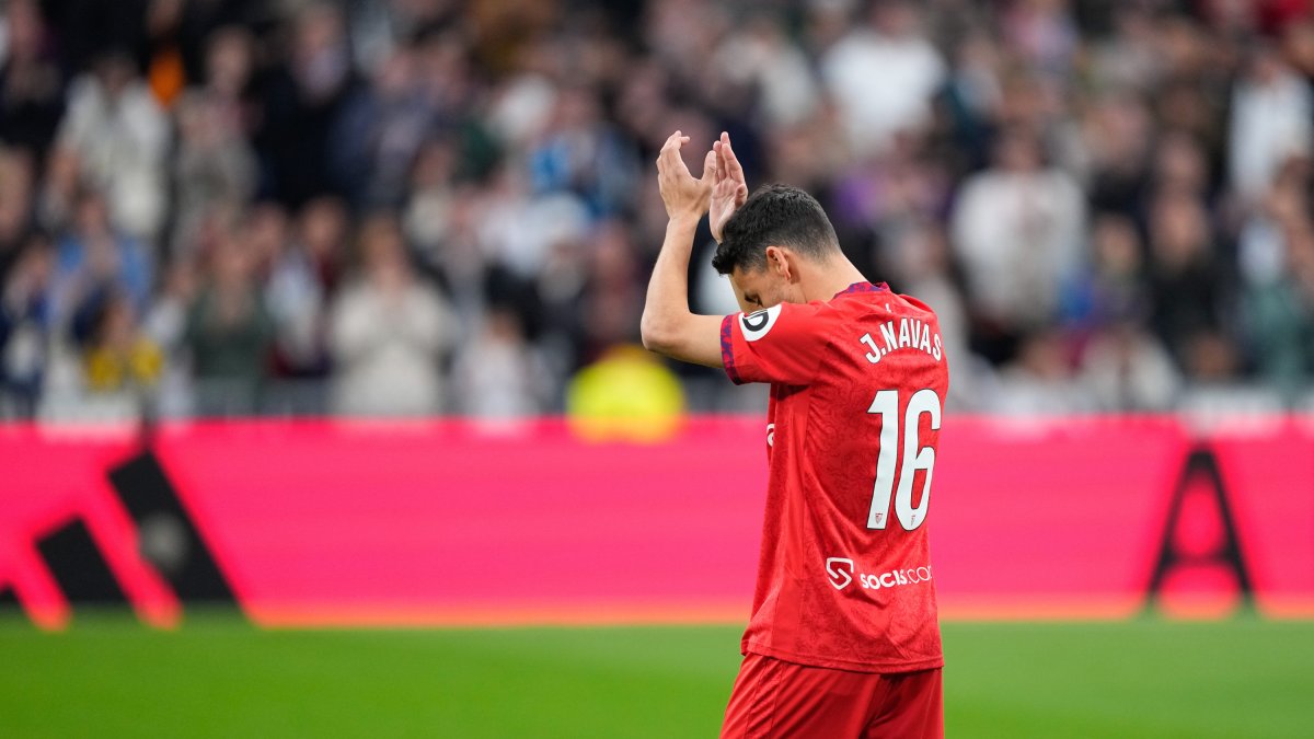Jesús Navas se despide en el Santiago Bernabéu.