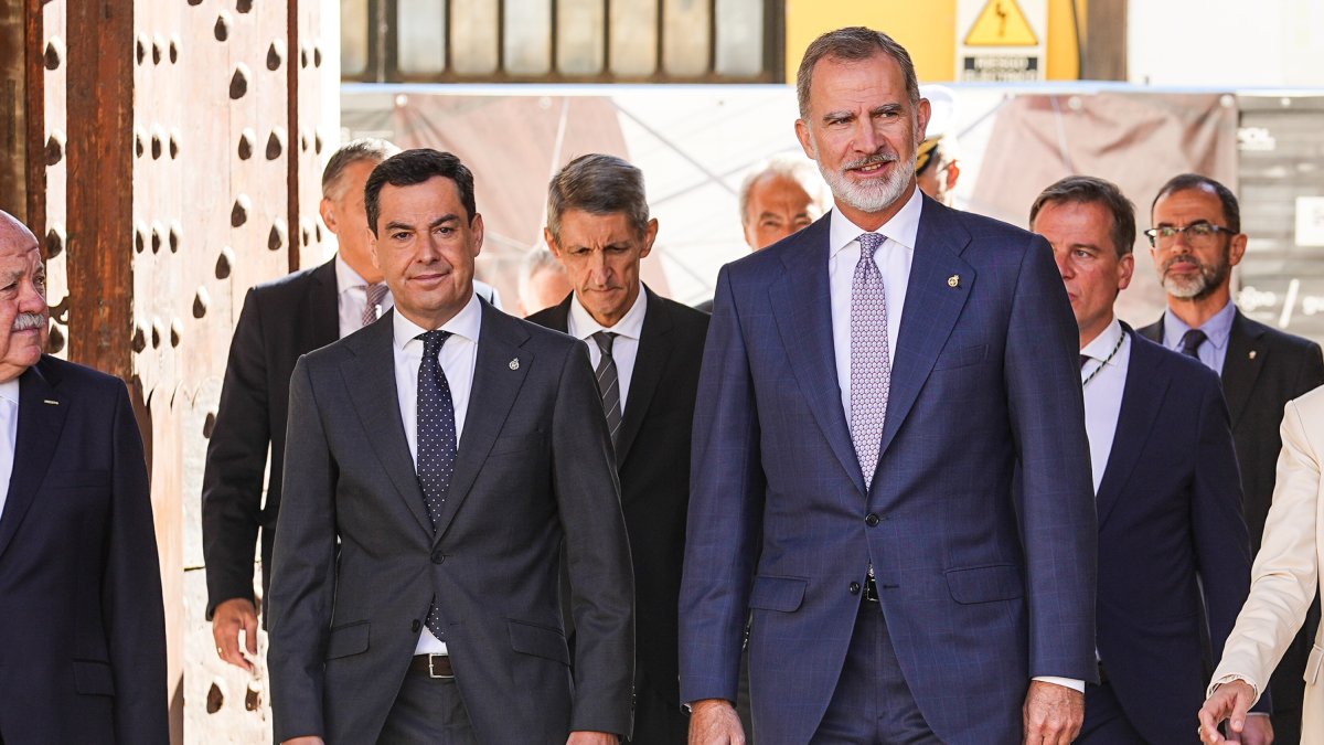 Felipe VI (d) junto al presidente andaluz, Juanma Moreno
