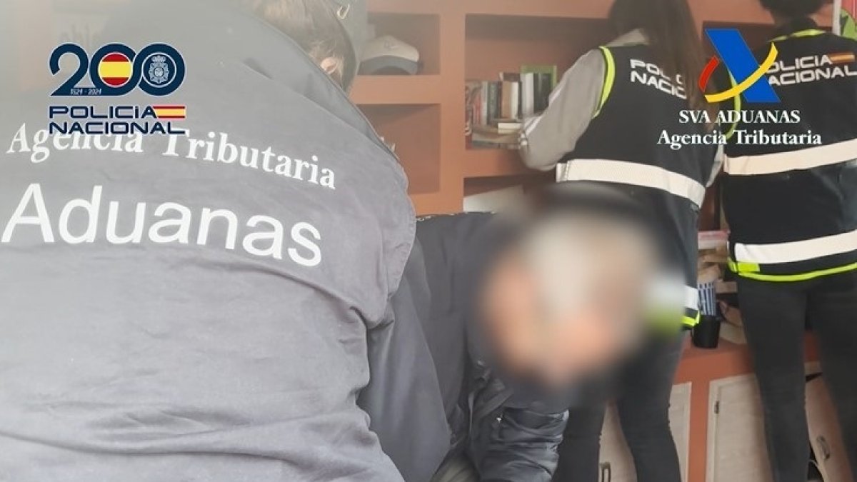(Foto de ARCHIVO)
Cae una banda que estafó 52 millones a 29 personas con un chiringuito financiero asentado en Madrid

REMITIDA / HANDOUT por POLICÍA NACIONAL
Fotografía remitida a medios de comunicación exclusivamente para ilustrar la noticia a la que hace referencia la imagen, y citando la procedencia de la imagen en la firma
04/12/2024