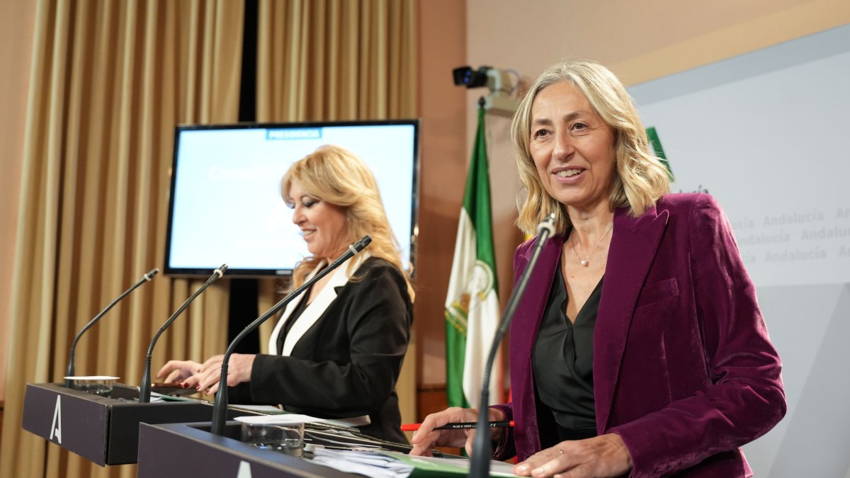 La consejera de Salud y Consumo, Rocío Hernández junto a la portavoz de la Junta de Andalucía.