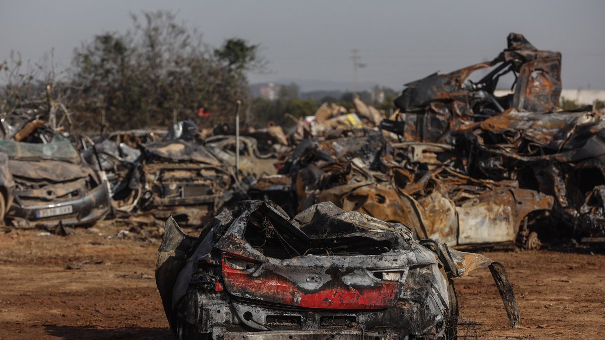 Los restos del incendio de la campa de residuos y vehículos de la DANA en Catarroja