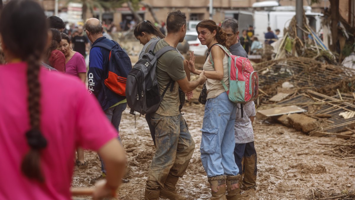 Varias personas limpian los estragos ocasionados por la dana de noviembre.