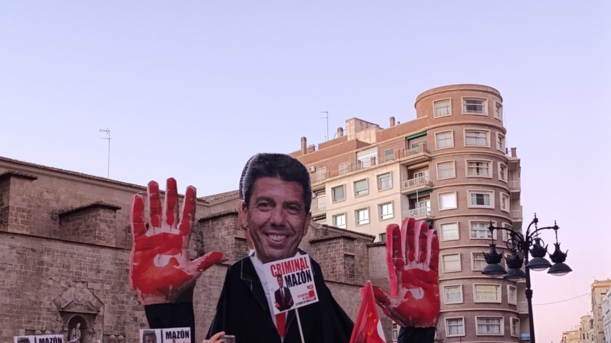 Un muñeco de Carlos Mazón con las manos manchadas de sangre