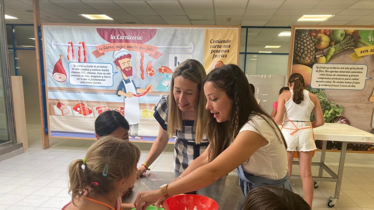 (Foto de ARCHIVO)
El campus de verano del Cerca enseña a 300 menores a comer y cocinar sano con alimentos del Mercado Central 