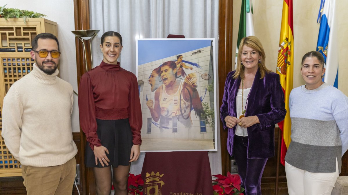 Momento del descubrimiento del boceto del gran mural de Carolina Marín que decorará la fachada del Palacio de Deportes de Huelva.