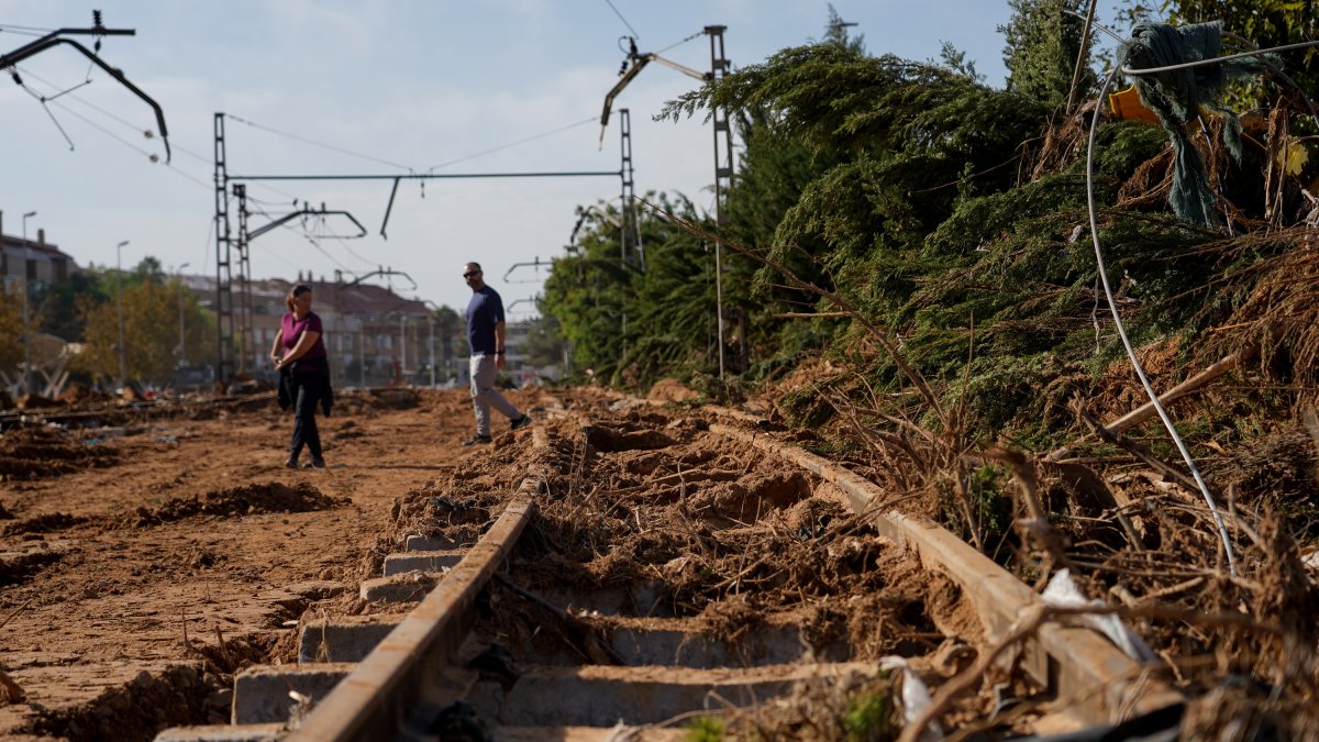 Dos personas en una zona afectada por la DANA, a 17 de noviembre de 2024, en Paiporta, Valencia, Comunidad Valenciana (España).