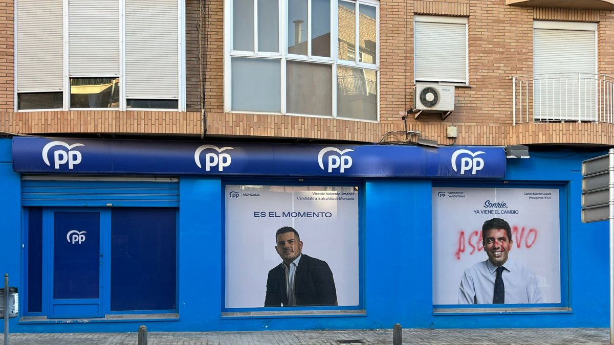 Pintada contra Carlos Mazón en la sede del PP de Moncada