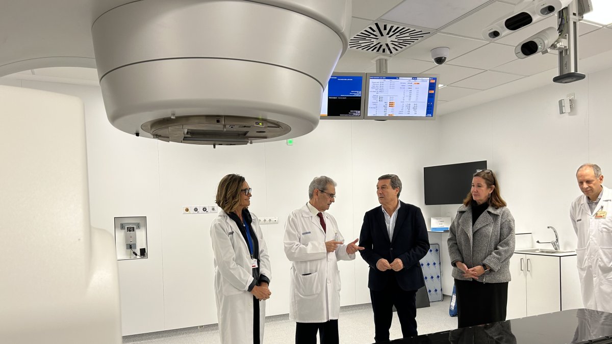 La director del Hospital de La Ribera. Rosa Isabel Ribes, y el conseller de Sanidad, Marciano Gómez