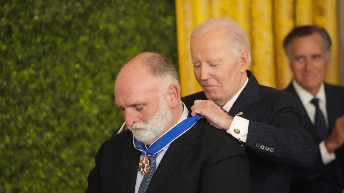 Joe Biden, imponiéndole la medalla a José Andrés