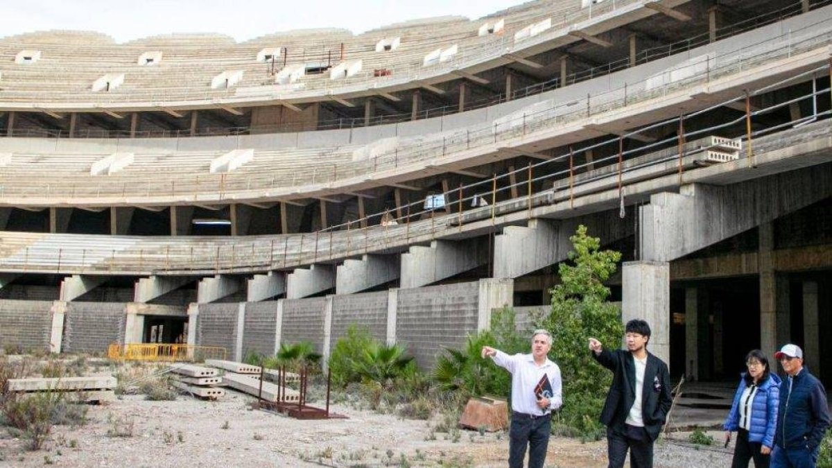 La presidenta del Valencia, Layhoon Chan, visita las obras del Nou Mestalla