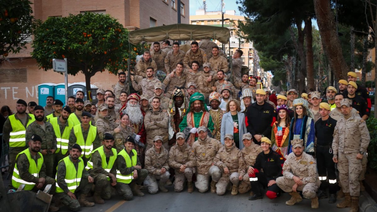 Militares participaron en la cabalgata de Torrent