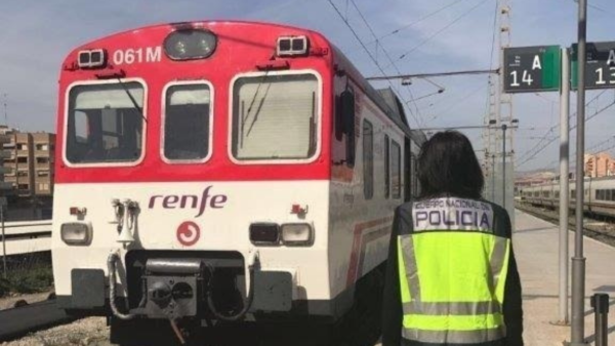 Agente de la Policía Nacional de Alicante en una estación de tren