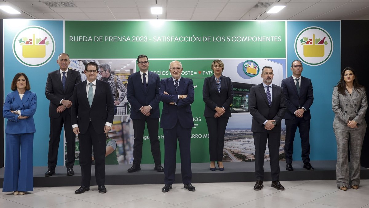El presidente de Mercadona, Juan Roig (c), y la vicepresidenta de la cadena, Hortensia Herrero (3d),