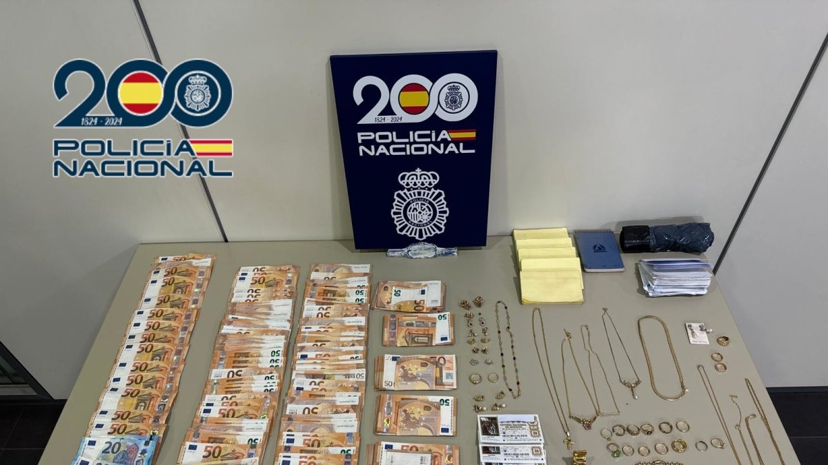 Material y dinero intervenido en la operación policial