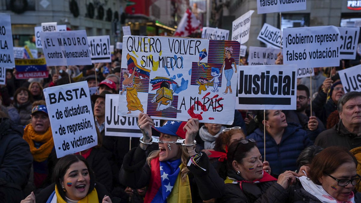 Concentración contra el régimen de Nicolás Maduro en la Puerta del Sol, a 9 de enero de 2025, en Madrid.