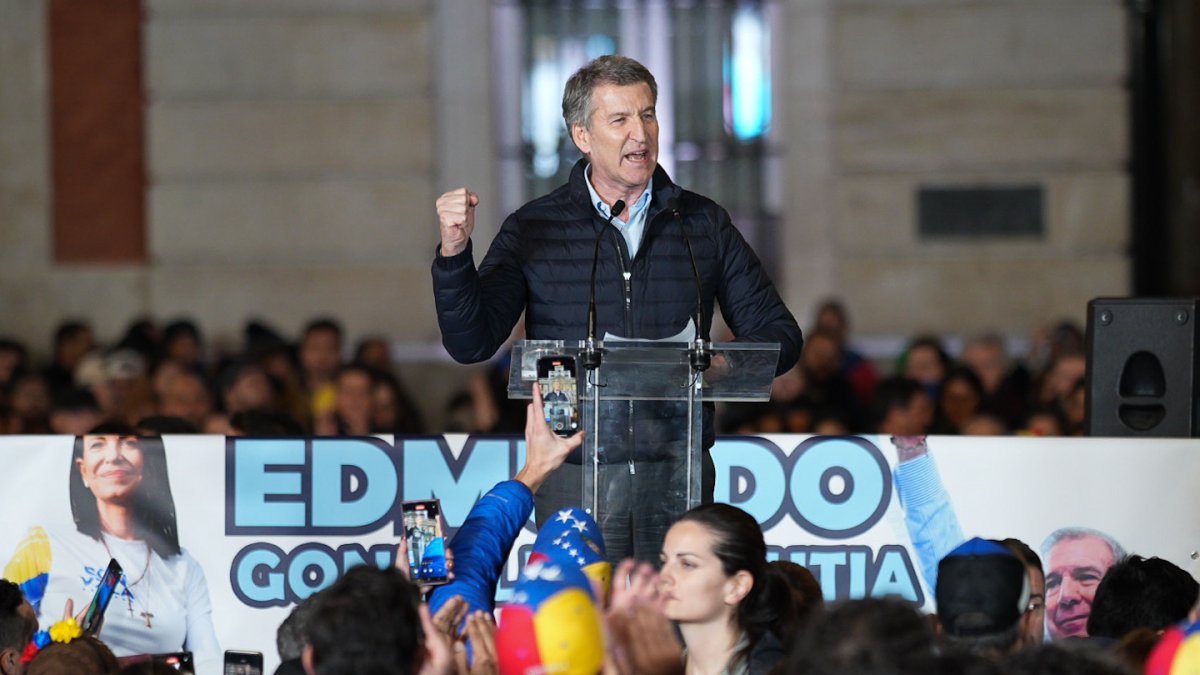 El presidente del Partido Popular, Alberto Núñez Feijóo, interviene durante la concentración contra el régimen de Nicolás Maduro.