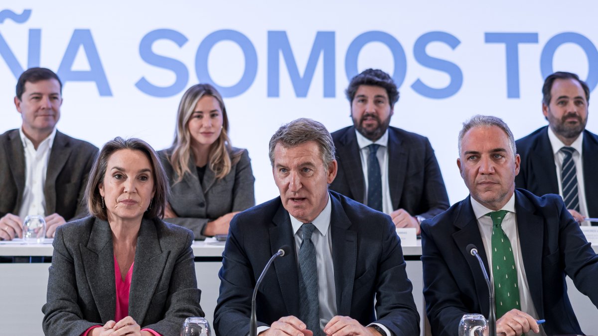 El presidente del PP, Alberto Núñez Feijóo, rodeado de algunos de los pesos pesados del partido