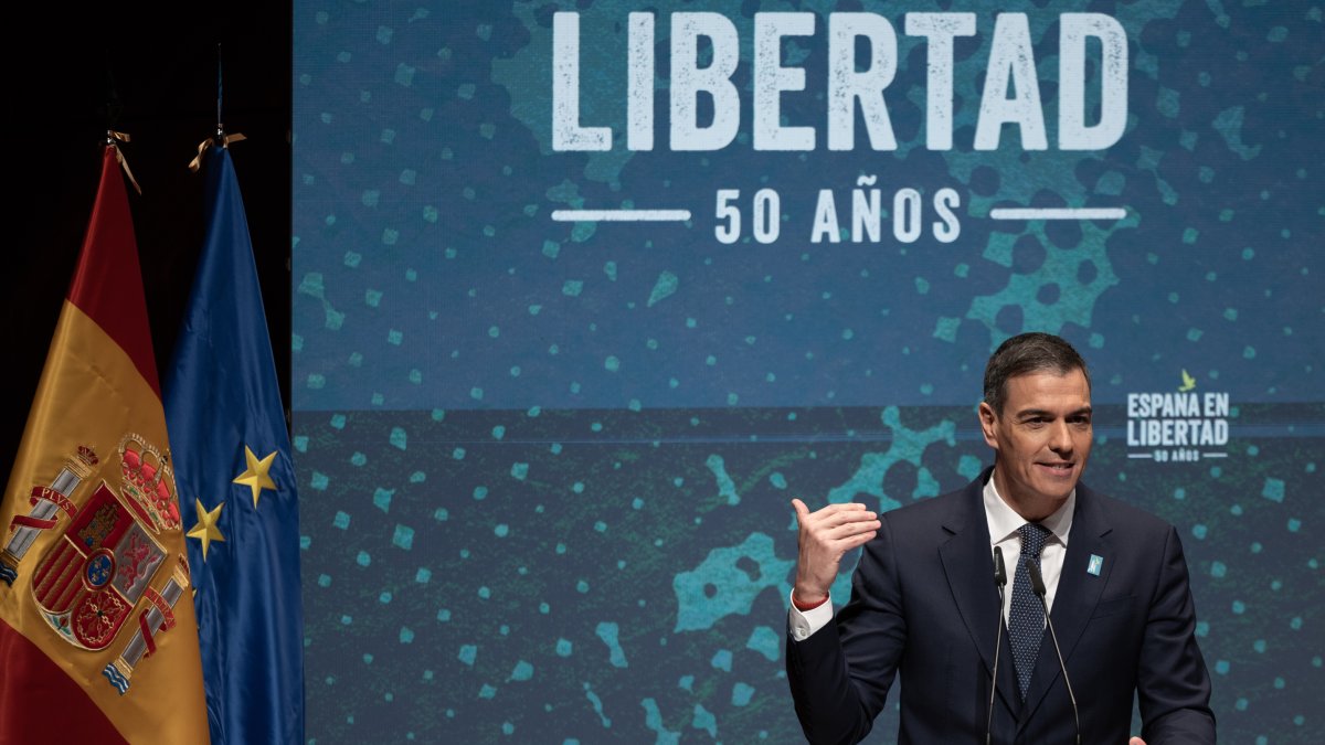 El presidente del Gobierno, Pedro Sánchez, interviene durante el acto 'España en Libertad', en el Auditorio del Museo Nacional Centro de Arte Reina Sofía, a 8 de enero.