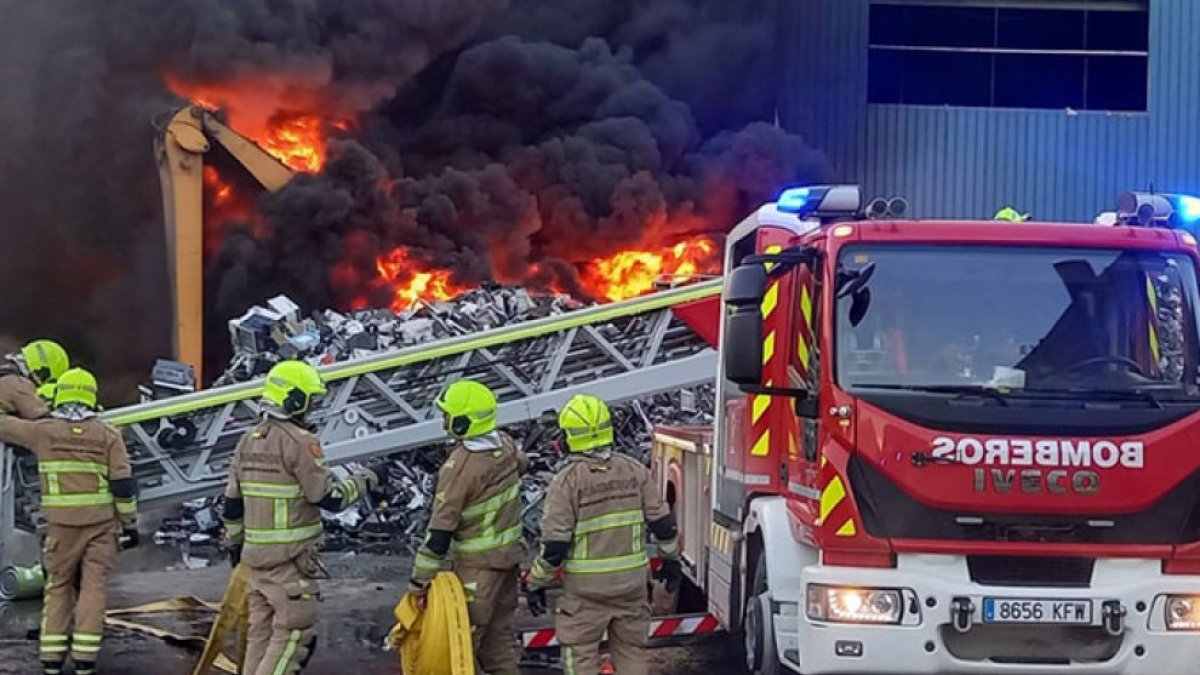 Bomberos en un incendio. Imagen de archivo