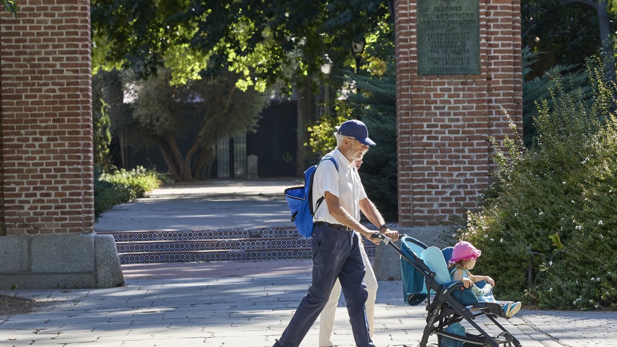 Archivo - Varias personas pasean con un carrito de bebé en el parque de El Retiro, a 29 de julio de 2023, en Madrid (España). El ejecutivo de Ayuso ha aprobado esta semana, en el Consejo de Gobierno, una ampliación de las ayudas a la natalidad en esta reg.