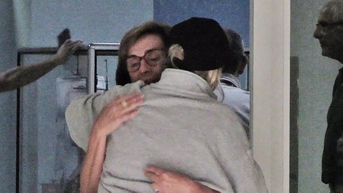 Merchi se mostró muy emocionada a las puertas del Hospital con una amiga de Anabel Pantoja.