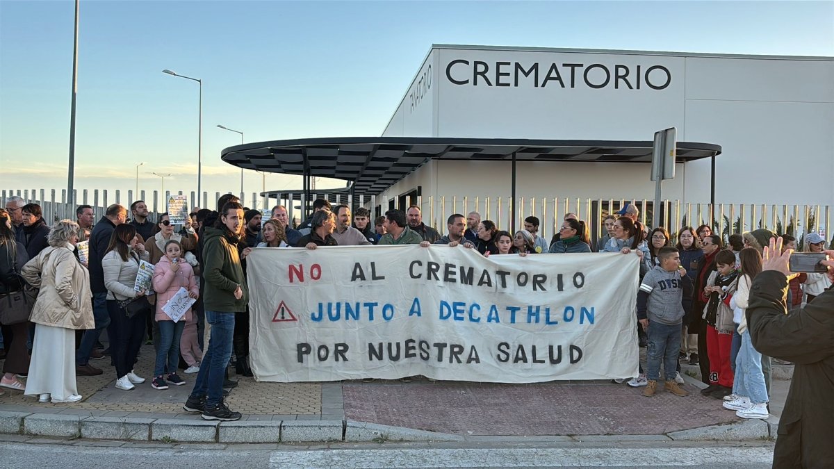 Imagen de la protesta vecinal ante el nuevo crematorio de Alcalá de Guadaíra.