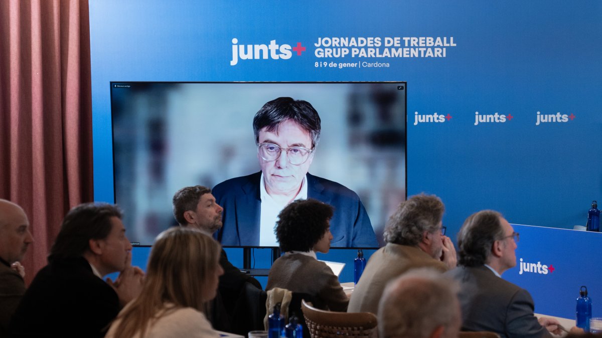 El presidente de Junts, Carles Puigdemont, interviene telemáticamente, durante una jornada de trabajo del grupo de Junts.