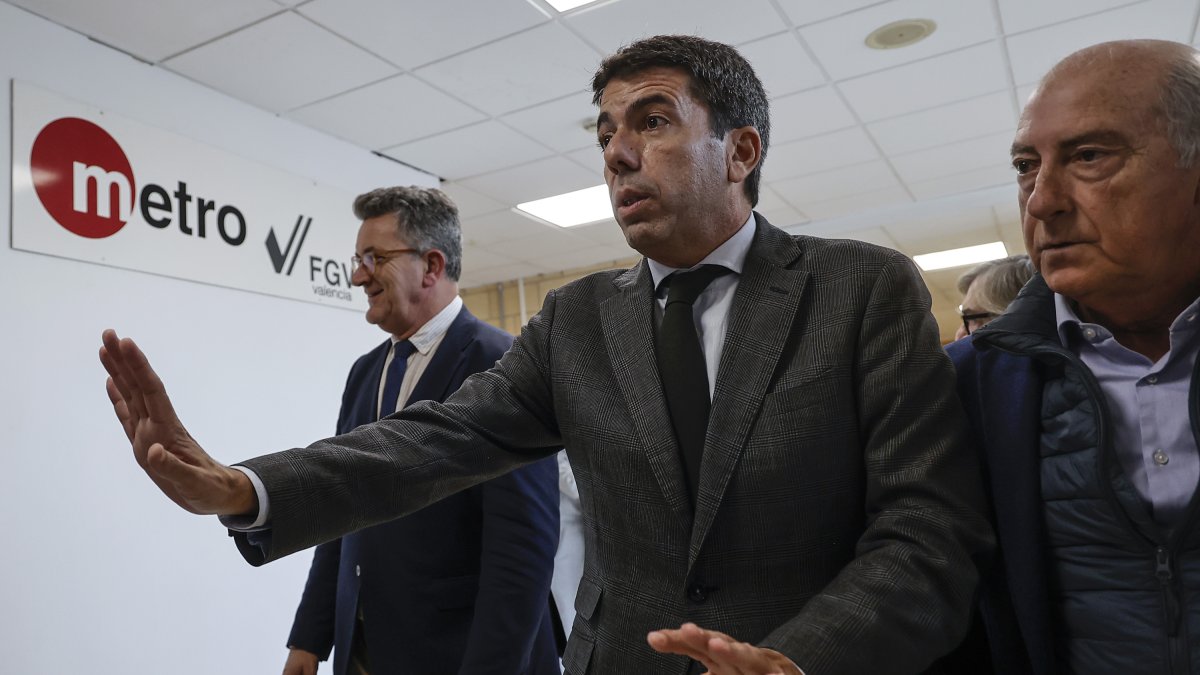 El president de la Generalitat valenciana, Carlos Mazón, a su llegada a la visita al puesto de mando provisional de Metrovalencia
