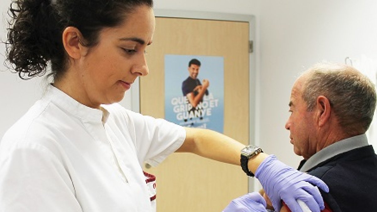 Personal sanitario vacunando a un paciente de riesgo