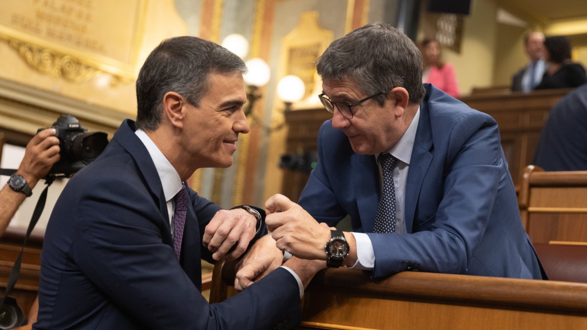 El presidente del Gobierno, Pedro Sánchez y el portavoz del PSOE en el Congreso, Patxi López.