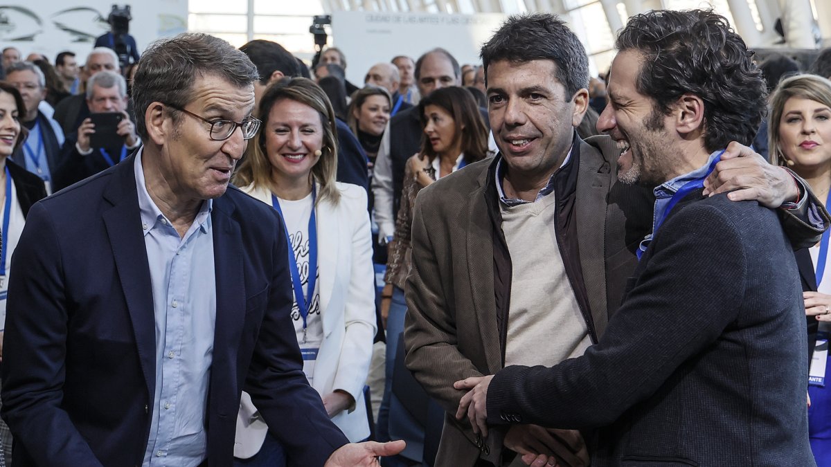 El presidente del Partido Popular, Alberto Núñez Feijóo, saluda al president de la Generalitat, Carlos Mazón junto al portavoz del PP a nivel nacional, Borja Sémper