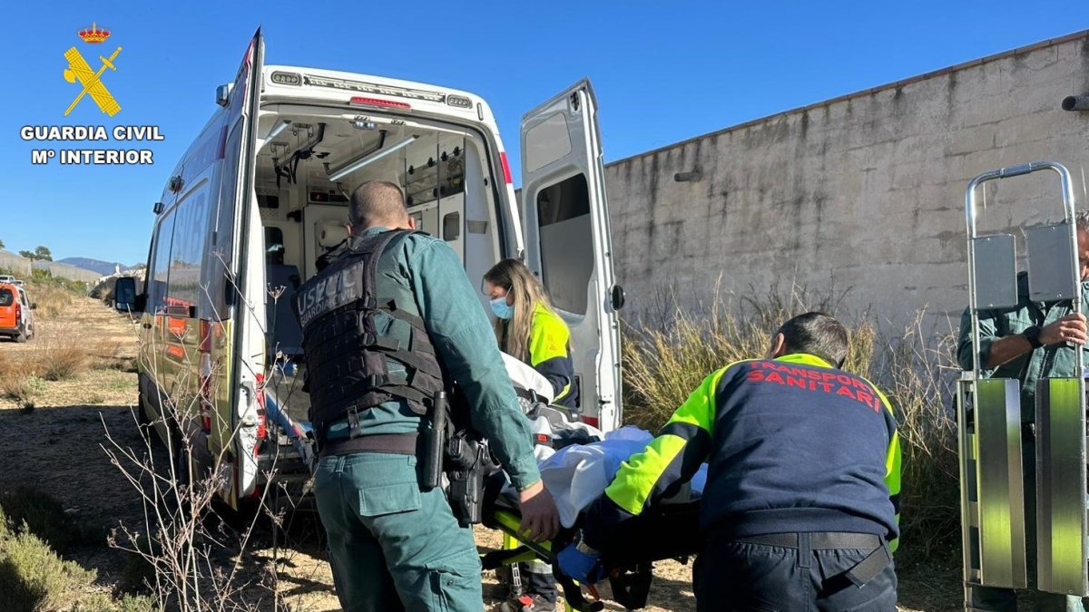 Imagen de Guardia Civil y servicios sanitaros junto a la mujer