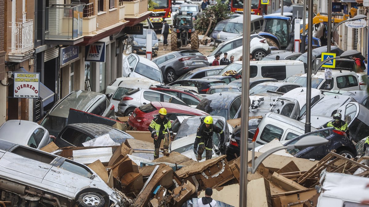 Decenas de coches amontonados, a 31 de octubre de 2024, en Sedaví.