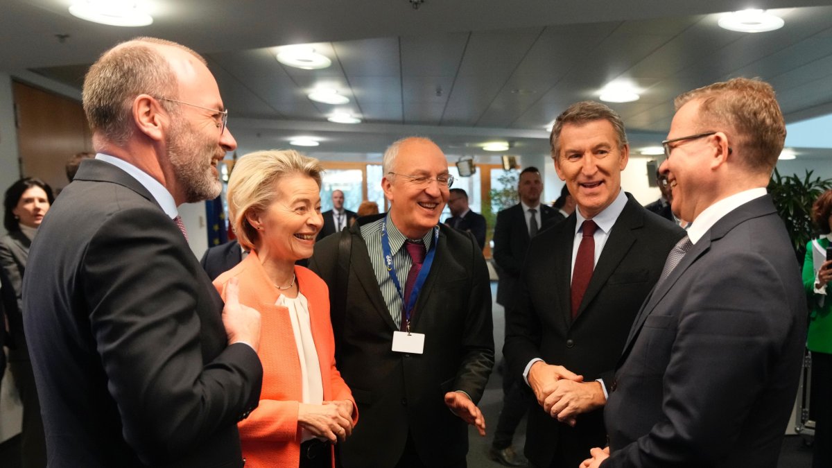 Alberto Núñez Feijóo, participa en una reunión del PPE en Berlín. Le acompañan, entre otros, la presidenta de la Comisión Europea, Ursula von der Leyen, y el presidente del PPE, Manfred Weber.