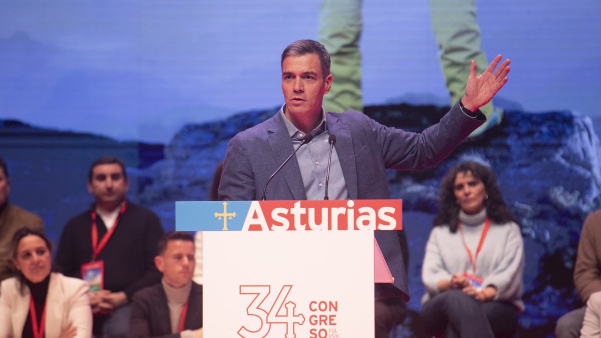 El presidente del Gobierno, Pedro Sánchez, interviene durante la apertura del 34 Congreso de la Federación Socialista Asturiana.