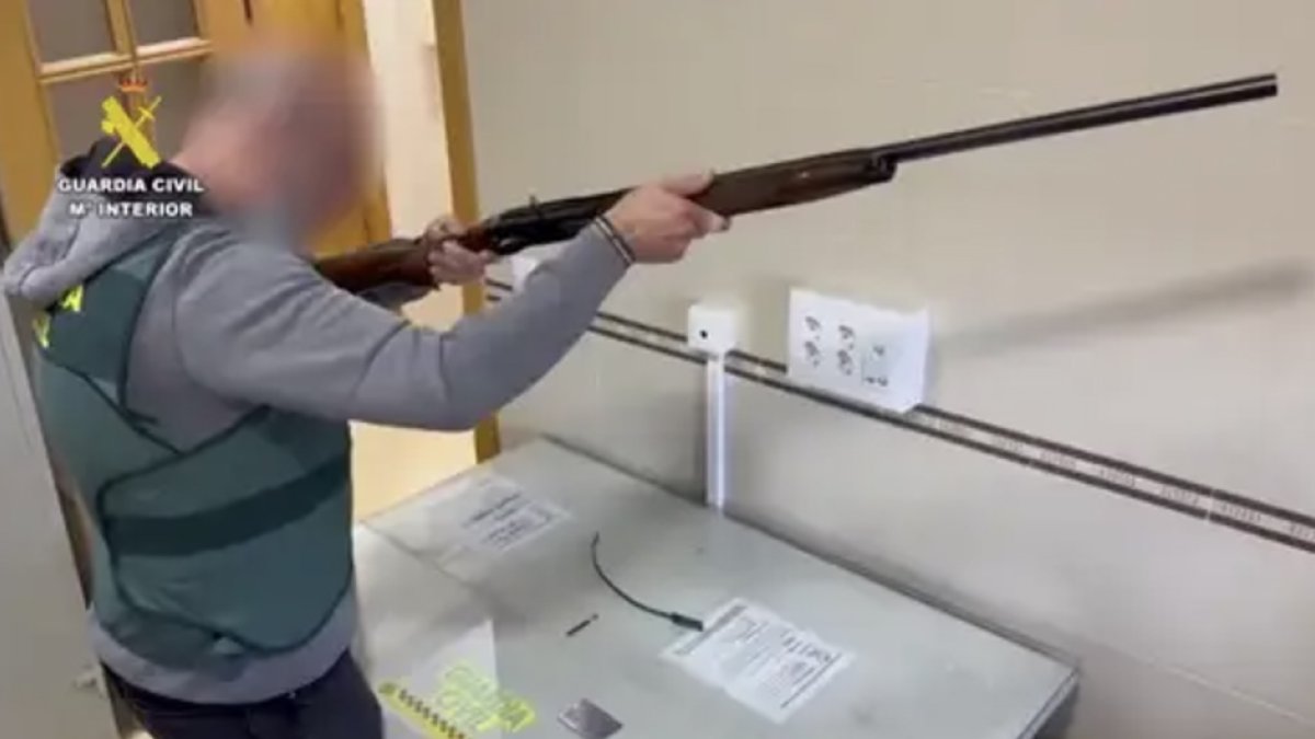 Agente de Guardia Civil con la escopeta del suceso