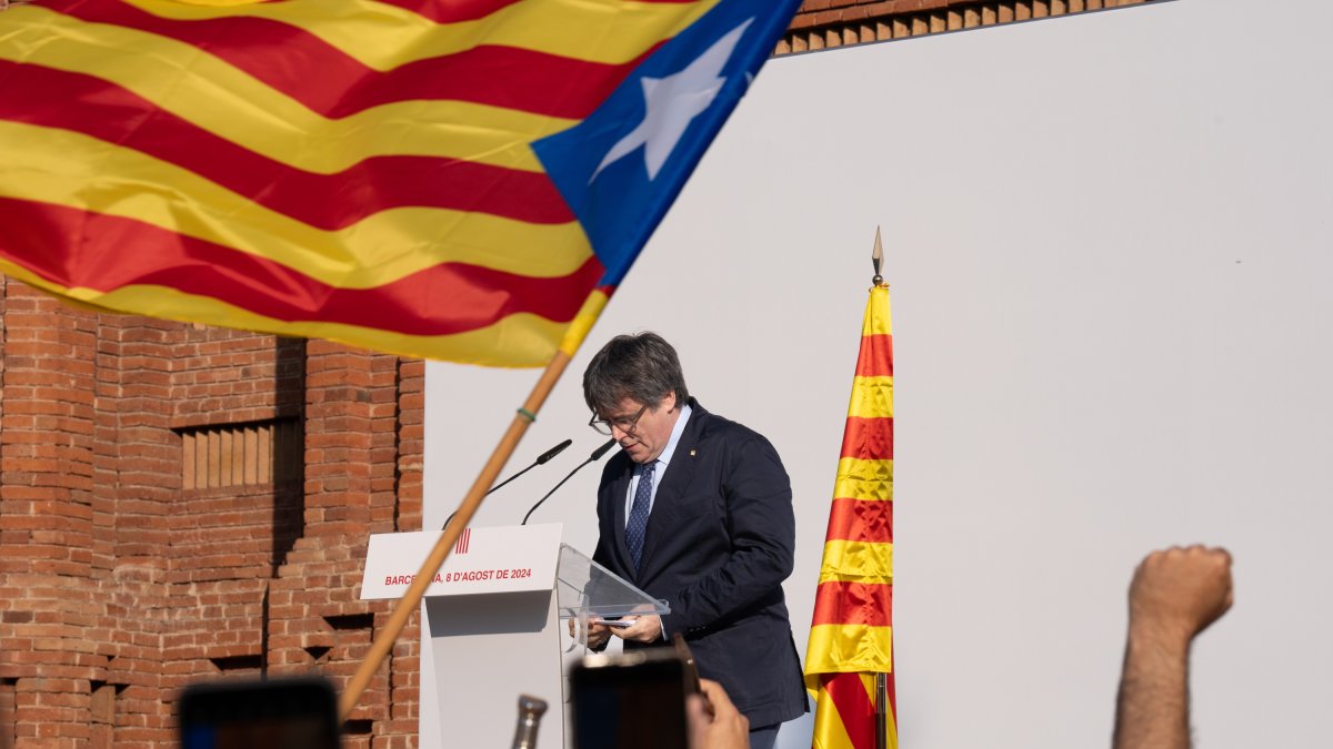 Puigdemont ordena a Sánchez imponer el catalán en toda España
