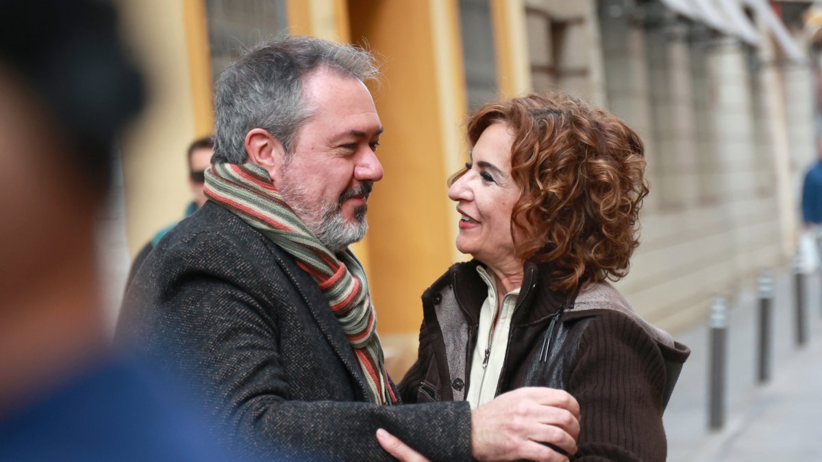La nueva secretaria general del PSOE-A, María Jesús Montero, saluda su antecesor, Juan Espadas, en Sevilla.