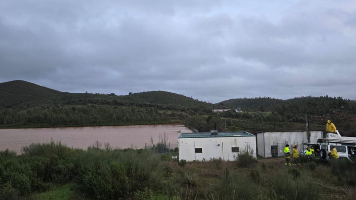 Trabajos para aliviar la presión en el embalse de Almonaster la Real, Huelva.