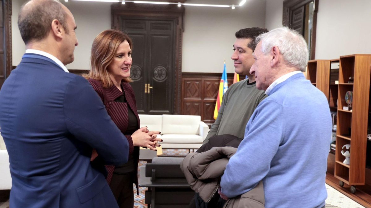 María José Catalá, alcaldesa de Valencia, junto a representantes de las bandas de música afectadas por la dana