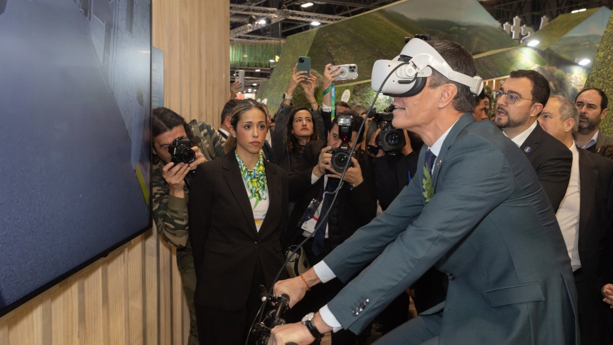 El presidente del Gobierno, Pedro Sánchez, en un simulador de una bicicleta en FITUR