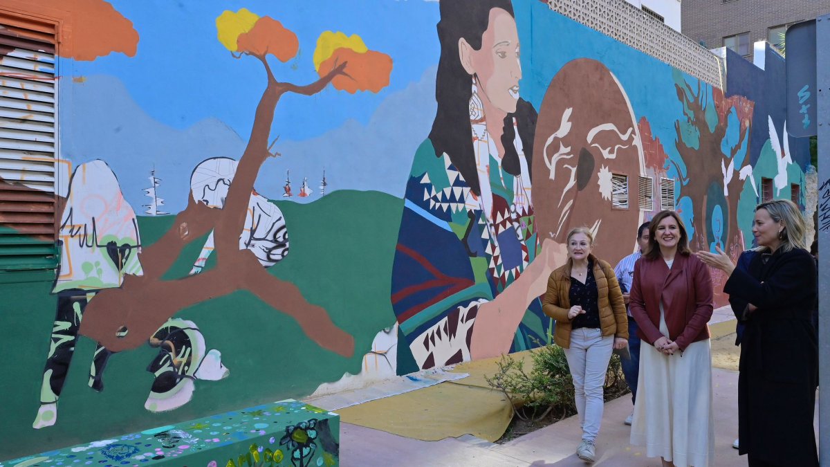 María José Catalá visita el mural de la plaza de Sor Guillermina